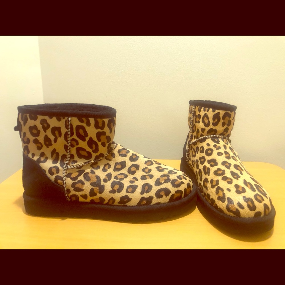 Authentic UGG women boots size 7 new without tags